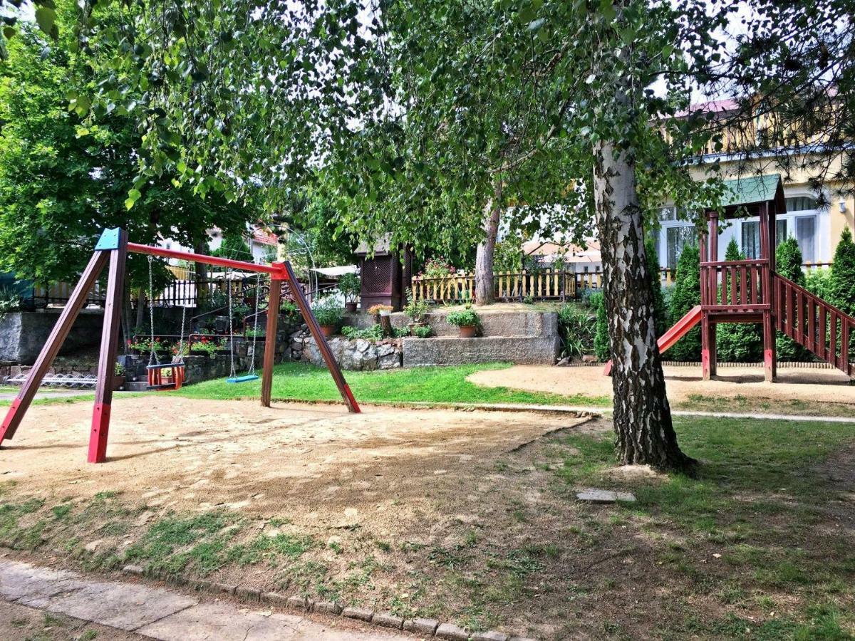 Hotel Magnolia Балатонсепезд Екстериор снимка
